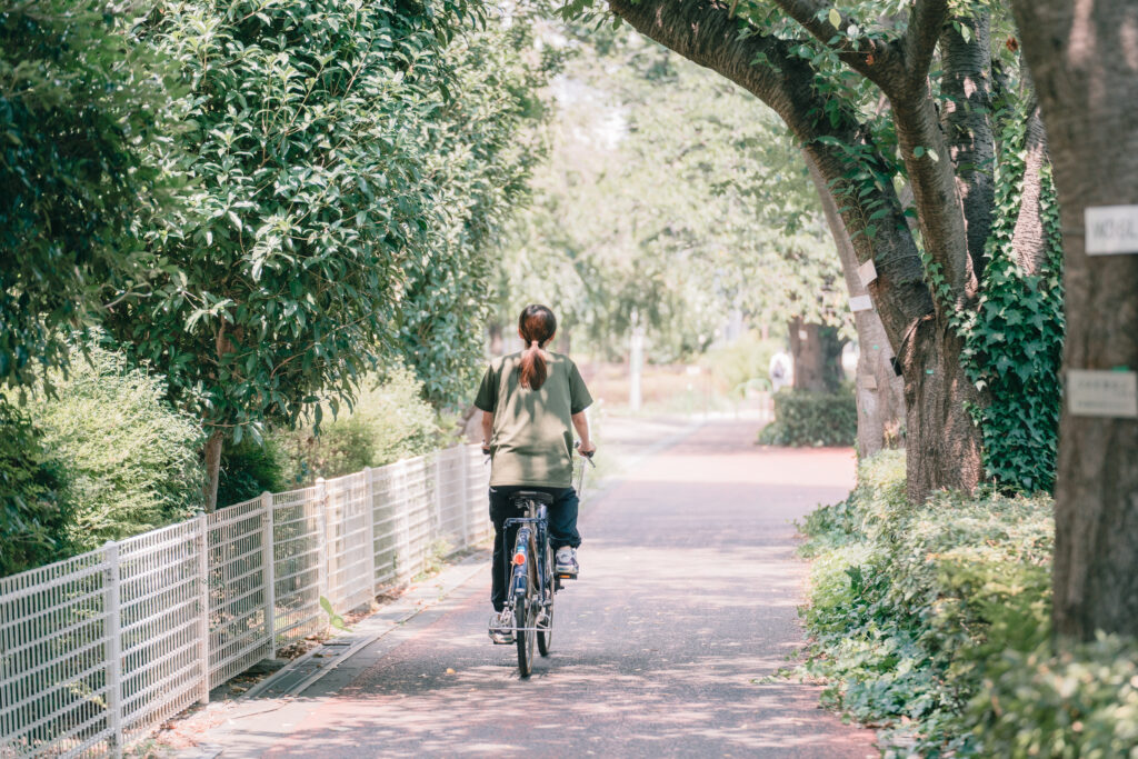 スタッフが自転車を漕いでいる様子